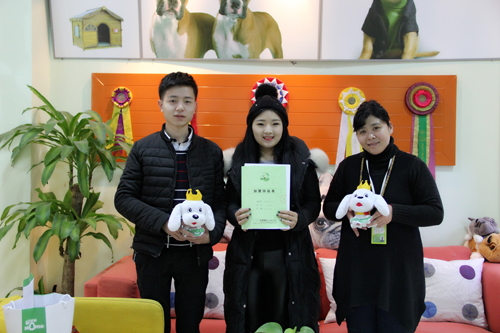 �Ĵ�üɽ��Ůʿ�ɹ�ǩԼʥ�����������